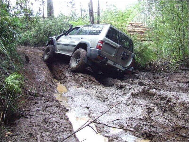 Фото застрявшего в грязи автомобиля
