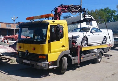 Погрузка автомобиля краном для эвакуации