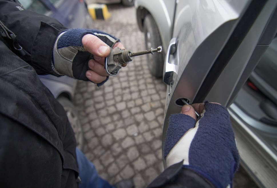 фото вскрытие авто без ключа